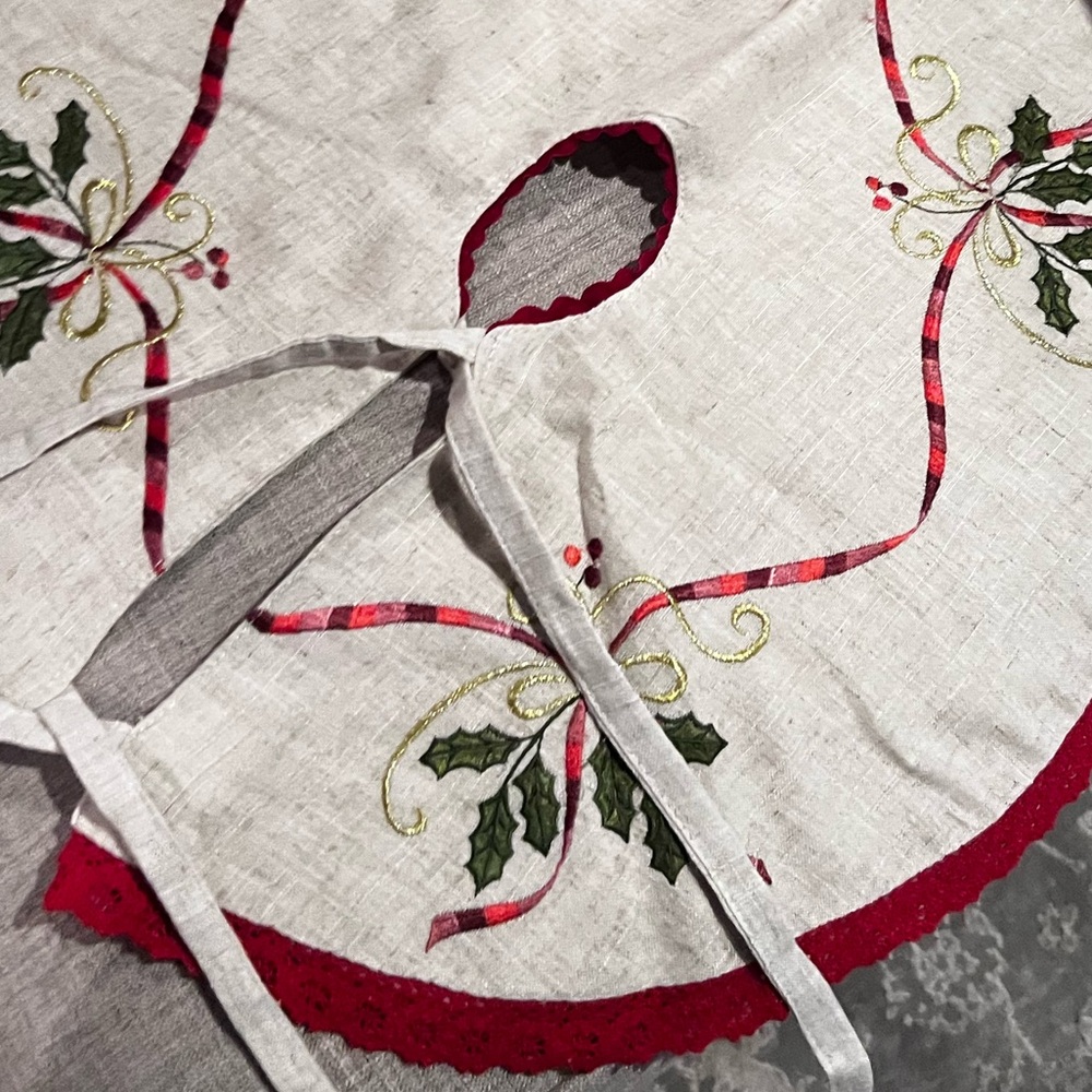 Vintage embroidered Christmas tree skirt with a red crocheted trim - Picture 2 of 13